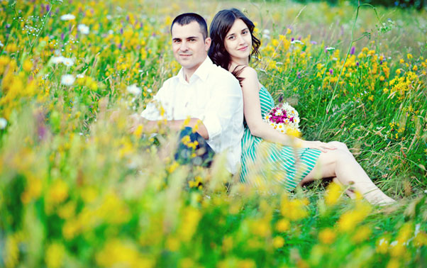 Fotografie cuplu in camp de flori Theo Manusaride Bucuresti